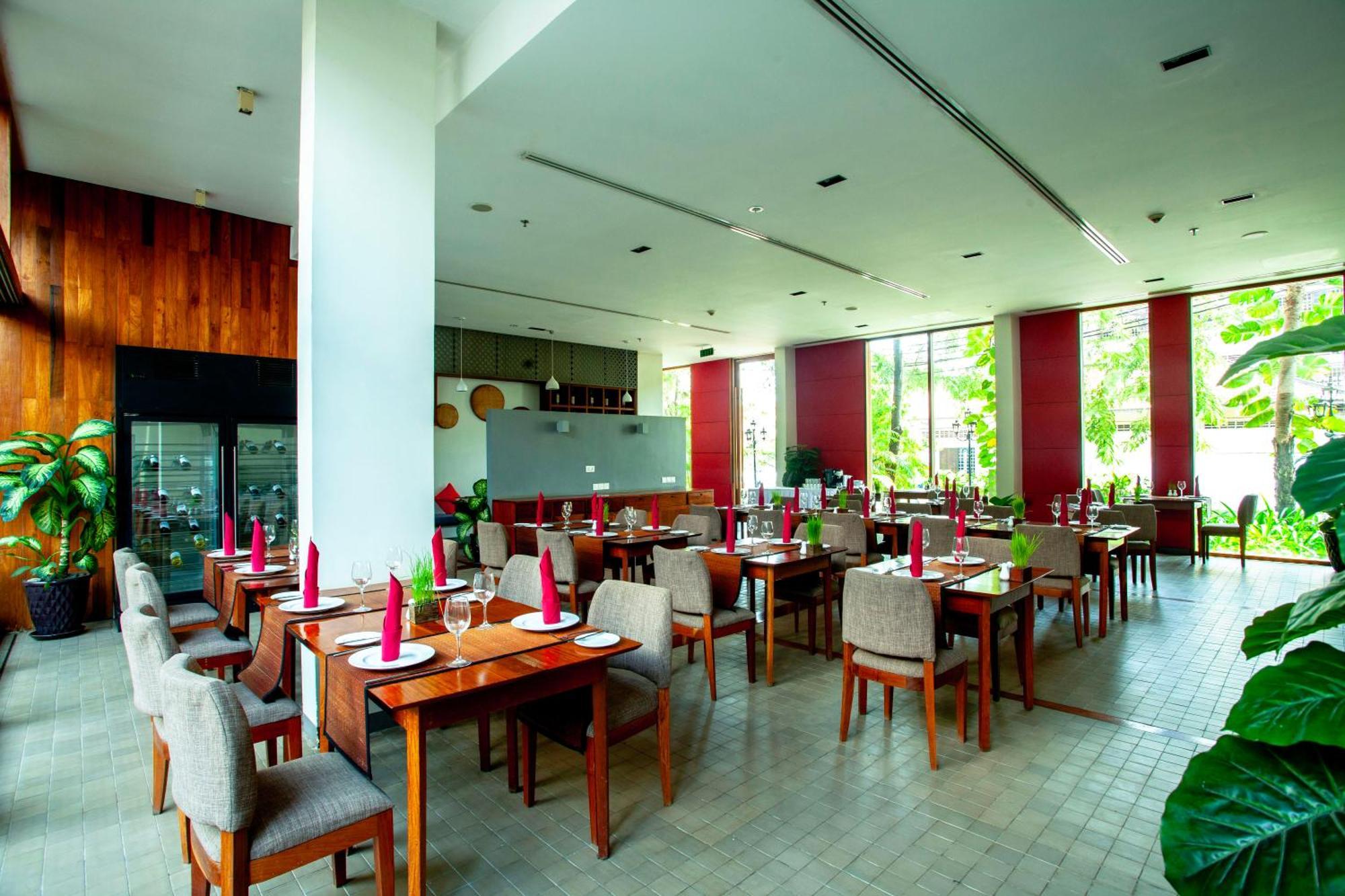 Hotel Somadevi 5*